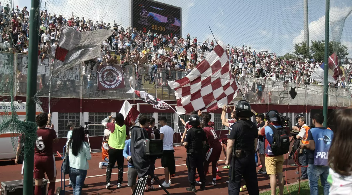 Sărbătoare vișinie. Fiesta în Giulești, după ce Rapid a promovat în Liga 1 / GALERIE FOTO