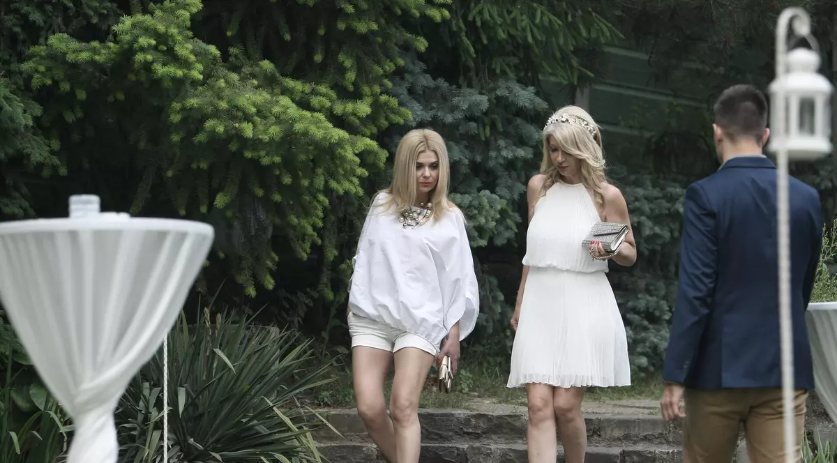 FOTO EXCLUSIV/ Și-a scos la înaintare picioarele la care a renunțat cu greu Marius Mihalache. Cum arată Crina Matei la 44 ani