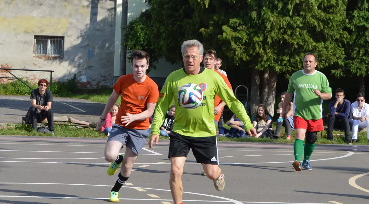 Loți Boloni a jucat fotbal cu profesorii și elevii de la un liceu din Tîrgu Mureș GALERIE FOTO