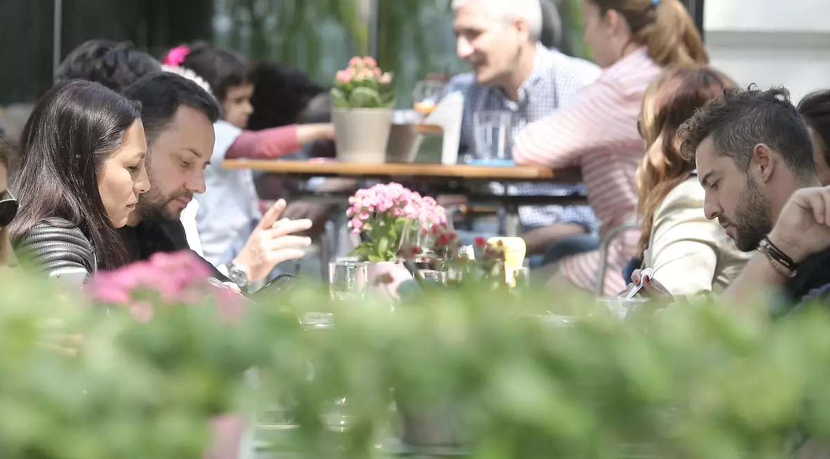 FOTO EXCLUSIV/ Andra și Măruță s-au îngrijit personal de ultimele ore de ședere în România ale lui David Bisbal. Popas pe malul Herăstrăului în drum spre aeroport