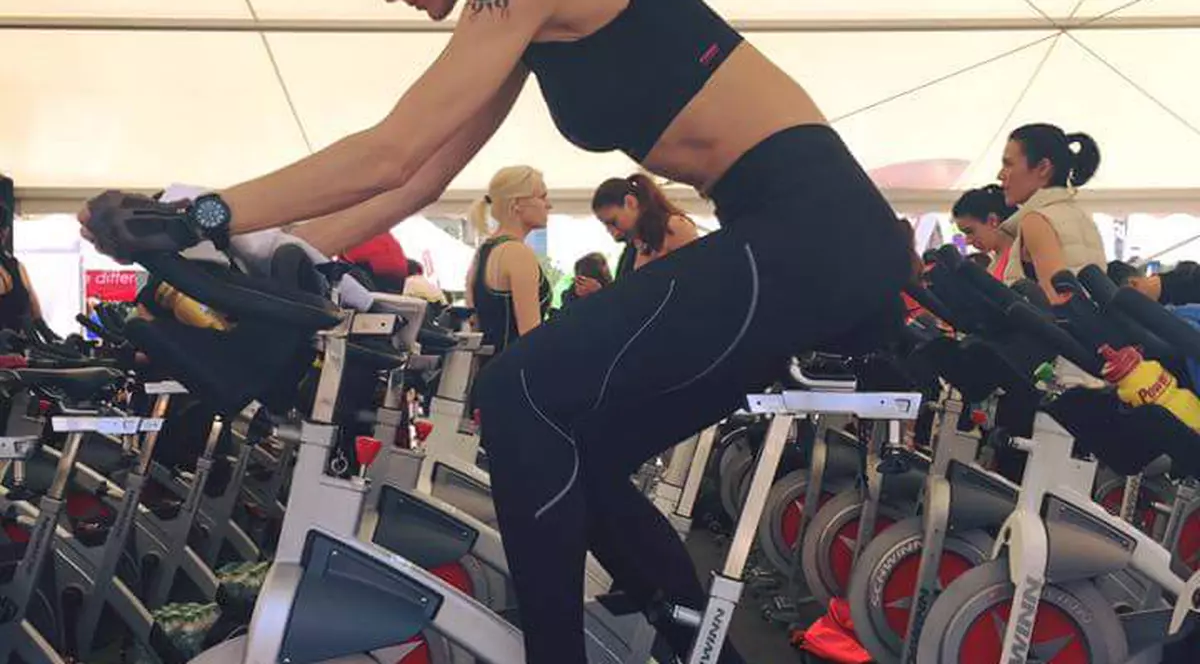 Trecătorii nu și-au putut lua ochii de la ea. Roxana Ciuhulescu, fitness în aer liber / VIDEO