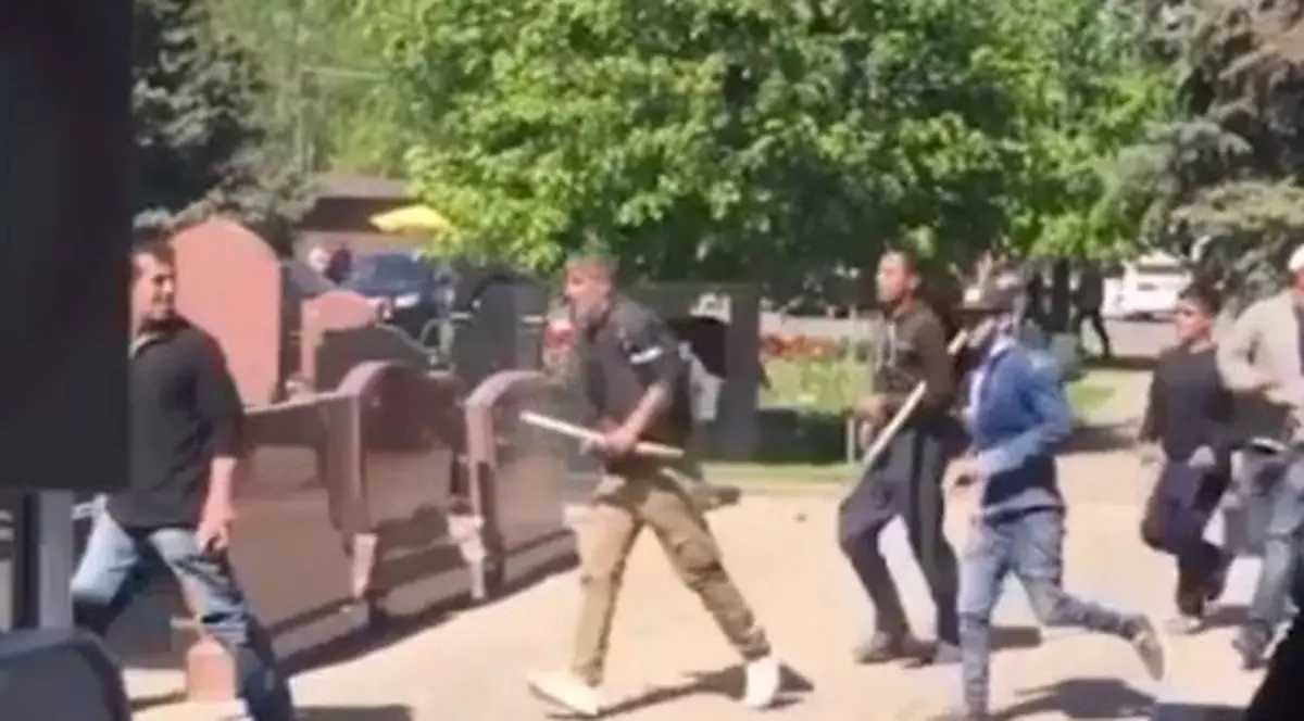 Trei morți și 30 de răniți, în urma unei bătăi într-un cimitir din Moscova| VIDEO