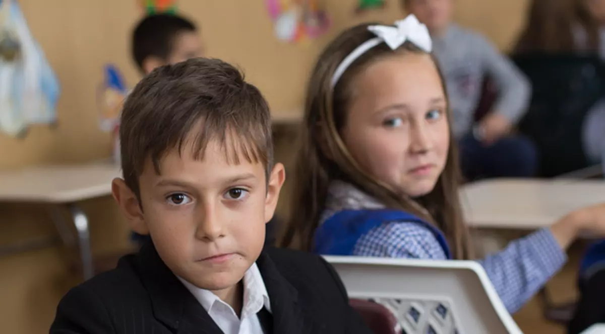 România 2016: 1 din 8 copii merge la culcare flămând. Cine îi dă pâine azi şi mâine?