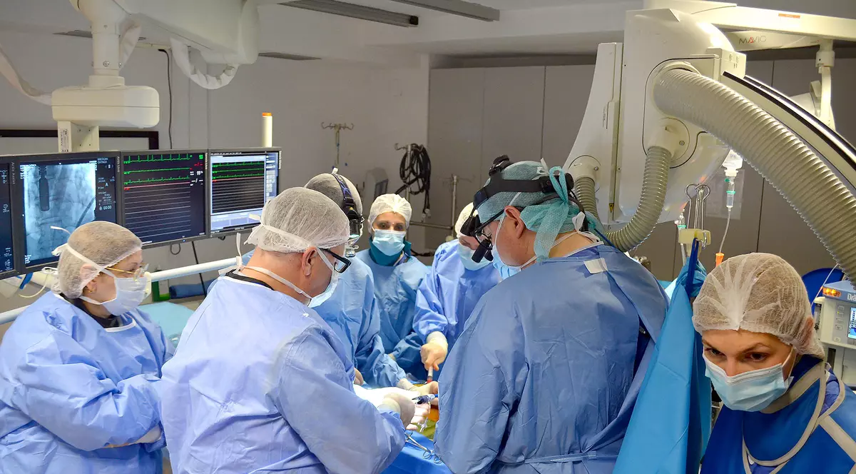 I-au salvat viața printr-o intervenție în premieră