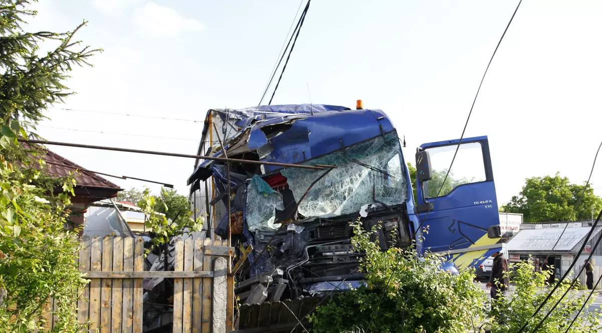 Accident grav în județul Buzău. Un TIR a distrus trei gospodării | VIDEO