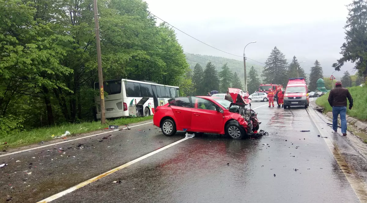 Accident pe DN1! Impact frontal între un autocar cu 11 persoane și un autoturism
