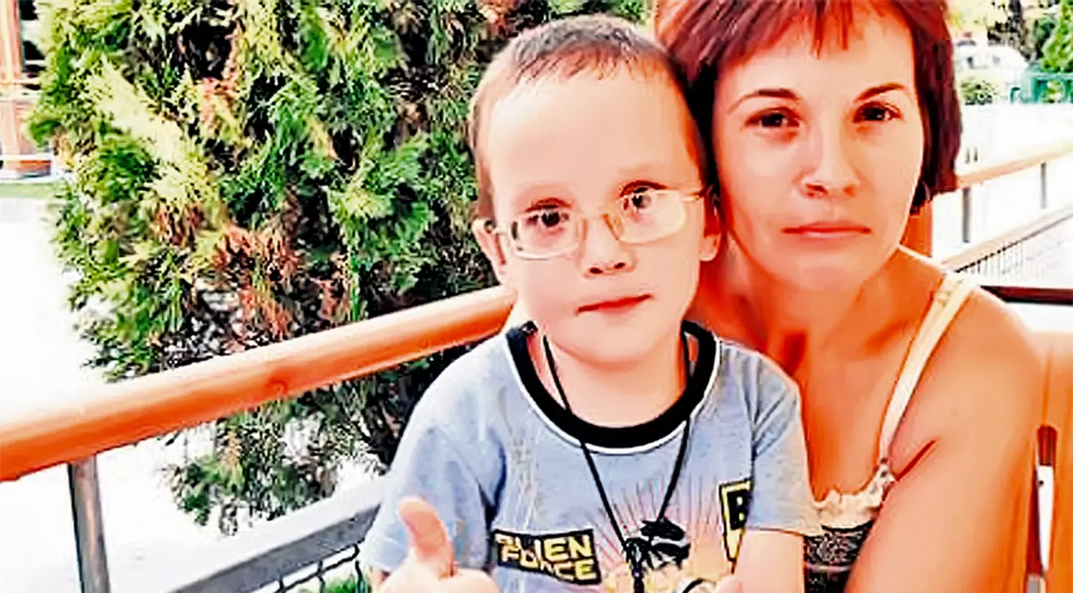 Dilema unei mame: «Să repar acoperişul sau să strâng bani pentru operaţia copilului?»