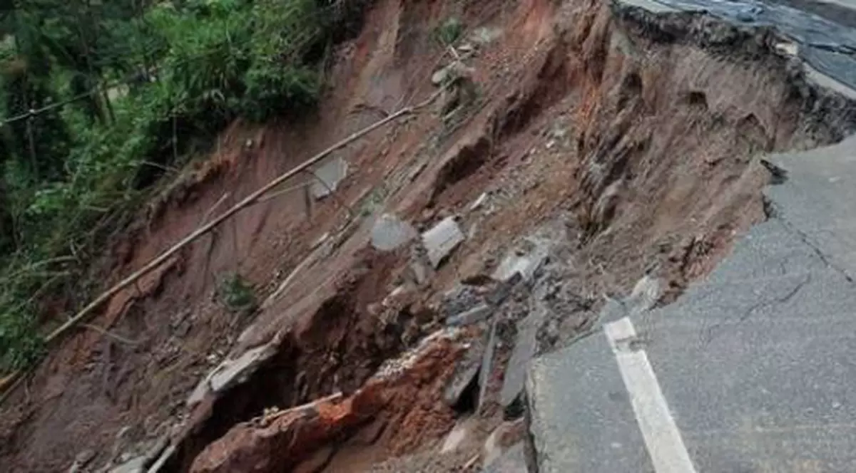 Alunecări de teren în China. Peste 40 de oameni au murit