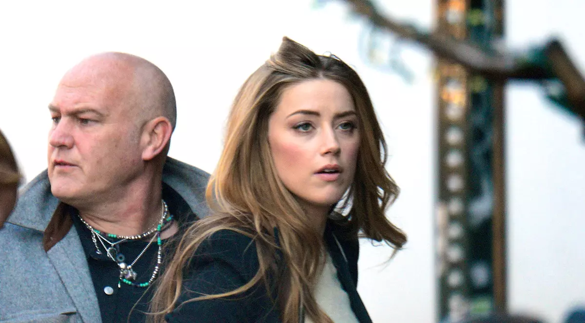 Războiul dintre Amber Heard și Johnny Depp continuă. Actrița îi interzice acestuia să se mai apropie de cățelul ei, cerând custodia unică a patrupedului