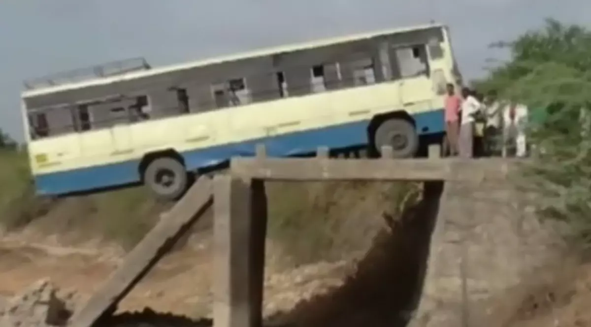 La un pas de o tragedie! Un autocar cu zeci de pasageri, cât pe ce să se răstoarne