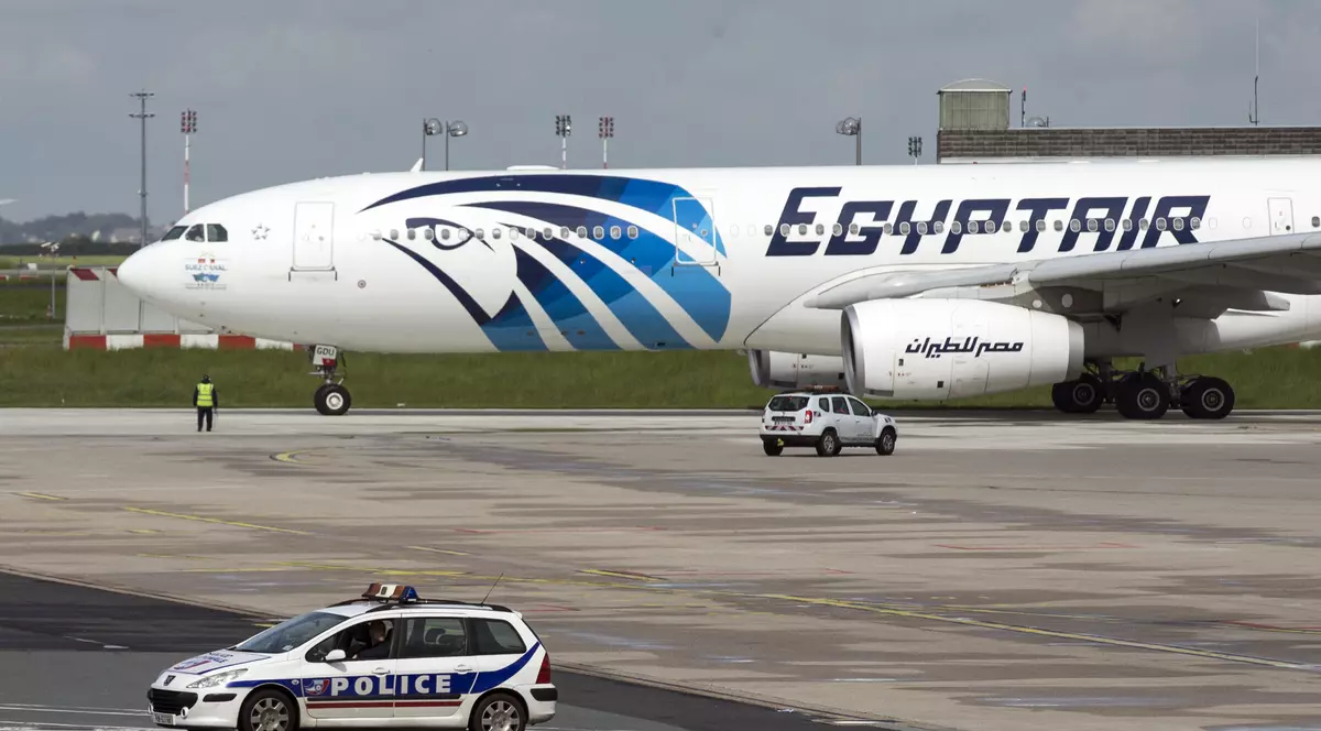 Oficial SUA: Prăbușirea avionului EgyptAir, un act deliberat al pilotului sau al echipajului? Cine erau cei doi piloți| FOTO