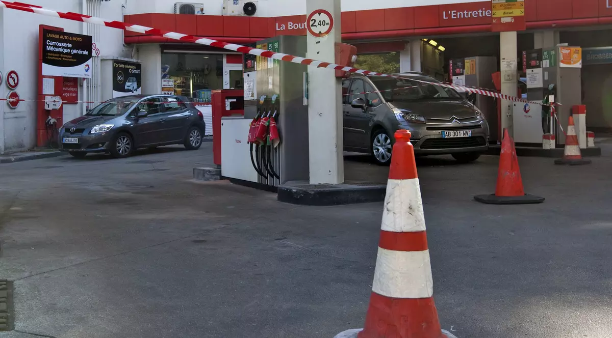Criză de carbutanți în Franța! Mai multe benzinării au fost închise