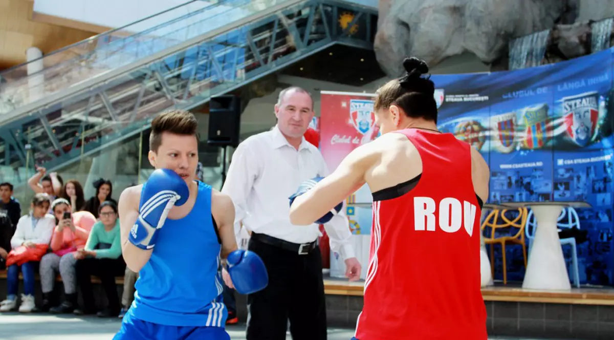 Claudia Nechita, stânga, s-a antrenat cu colega ei Perijoc