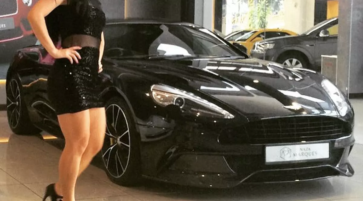 Și Messi ar fi gelos! Jonglează cu mingea pe picior 4 ore, în timp ce poartă pantofi cu toc și rochii scurte| VIDEO