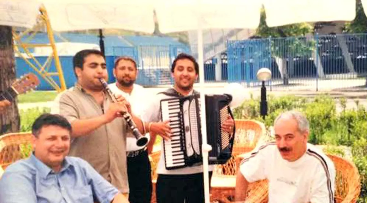 Fotografie memorabilă cu fostul premier! Nimeni nu l-a cunoscut așa pe regretatul Radu Vasile! Asculta manele!