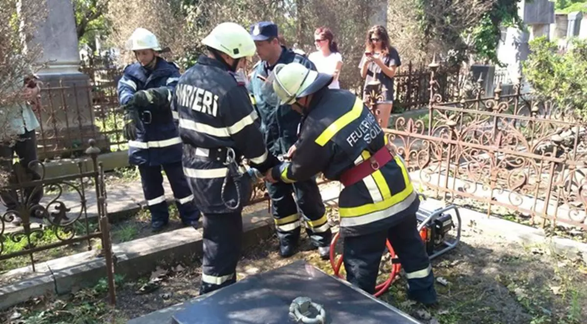 INCREDIBIL! Ce au găsit într-un cavou după ce au auzit zgomote din interior