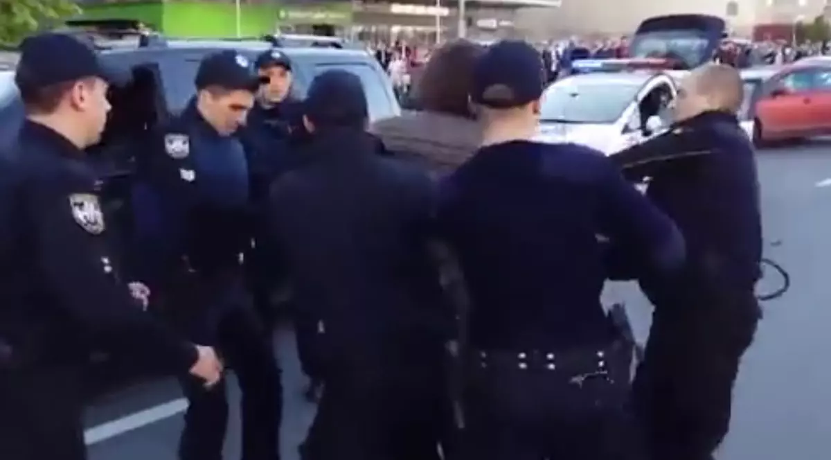 Un campion olimpic s-a luptat cu șapte polițiști în trafic | VIDEO