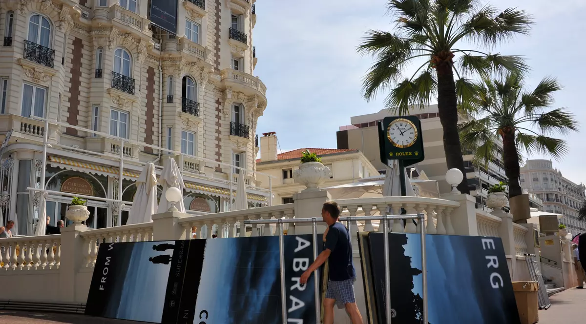 Vedetele au trăit spaima vieții lor la Cannes. Bărbați cu steaguri negre și cagule pe cap au luat cu asalt un hotel de lux