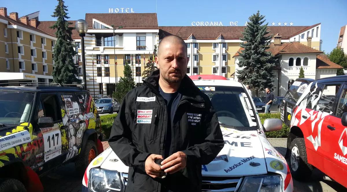 Pe Cheloo îl știai, dar stai să vezi cum arată iubita lui! A dus-o la curse | GALERIE FOTO