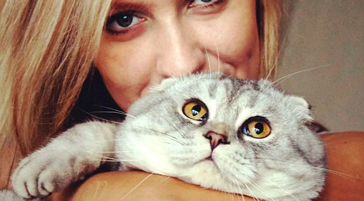 E extrem de sexy și frumoasă și caută un bărbat care să o lase gravidă, însă toți pretendenții o iau la fugă! Care e motivul