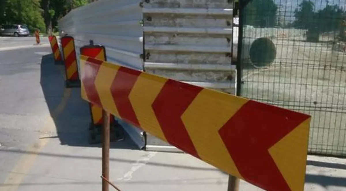 Restricţii de circulaţie, după ce asfaltul s-a surpat în urma unei avarii