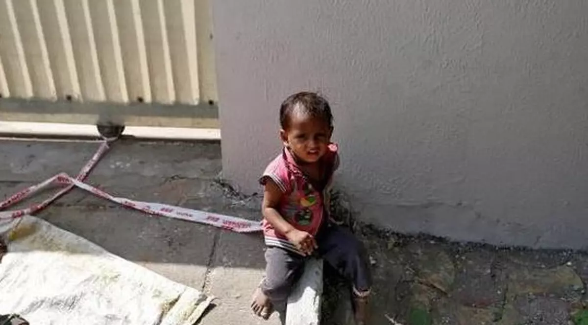 Inuman! Își ține fetița,  legată cu piciorul de un bolovan ca să nu fugă! Micuță își așteaptă părinții timp de nouă ore în soare la peste 40°C| VIDEO