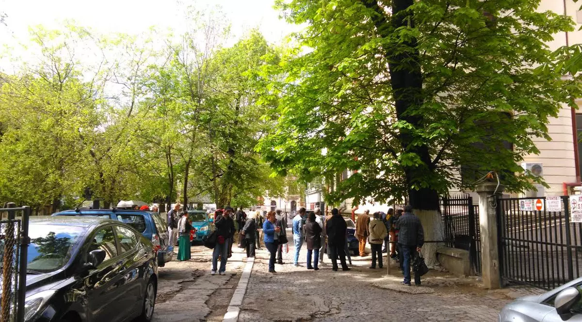 La Spitalul de Oftalmologie, pacienții sunt ţinuţi afară chiar dacă plouă sau ninge. Conducerea cunoaște situația, dar nu are ce face | VIDEO