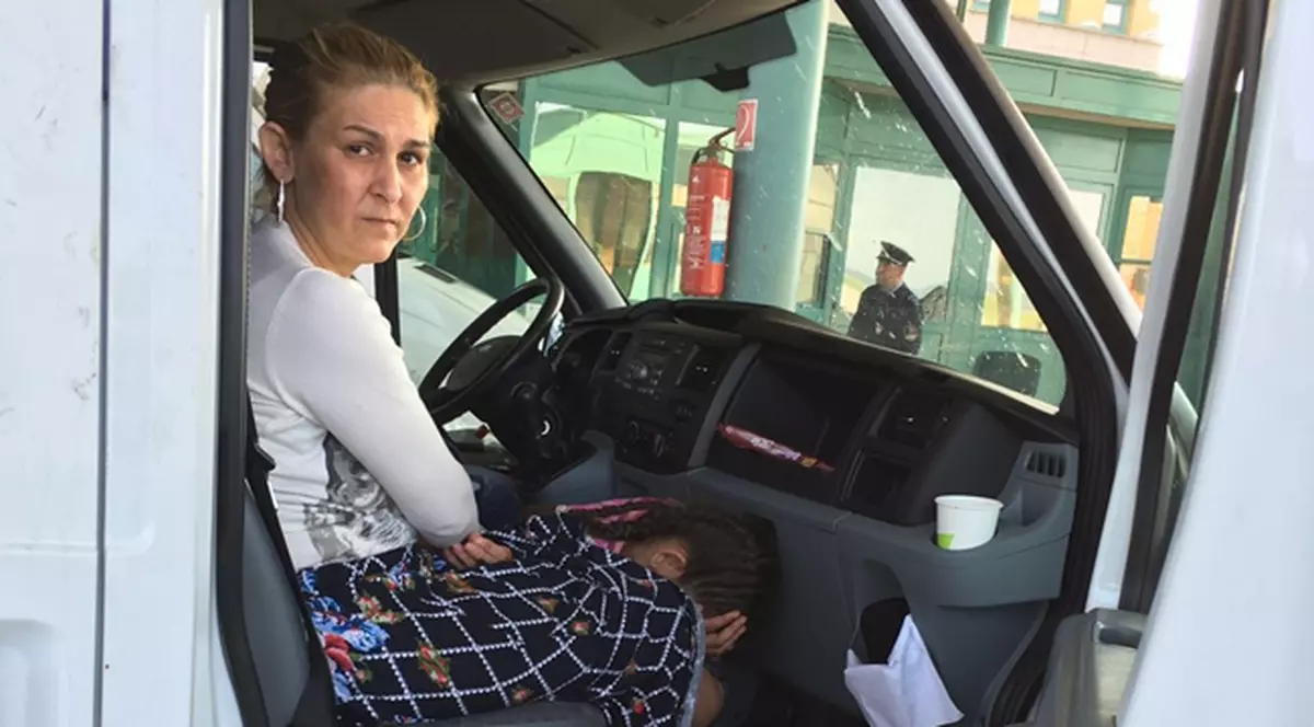 O femeie, prinsă în timp ce încerca să-și scoată fiica ilegal din țară | A ascuns fetița... sub fustă!