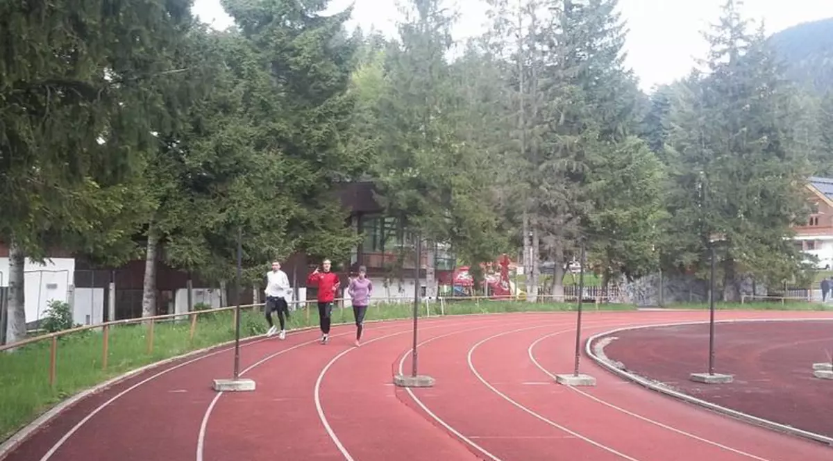 Inepția de pe Stadionul Olimpic din Poiana Brașov | Pista de atletism se oprește în... gard!