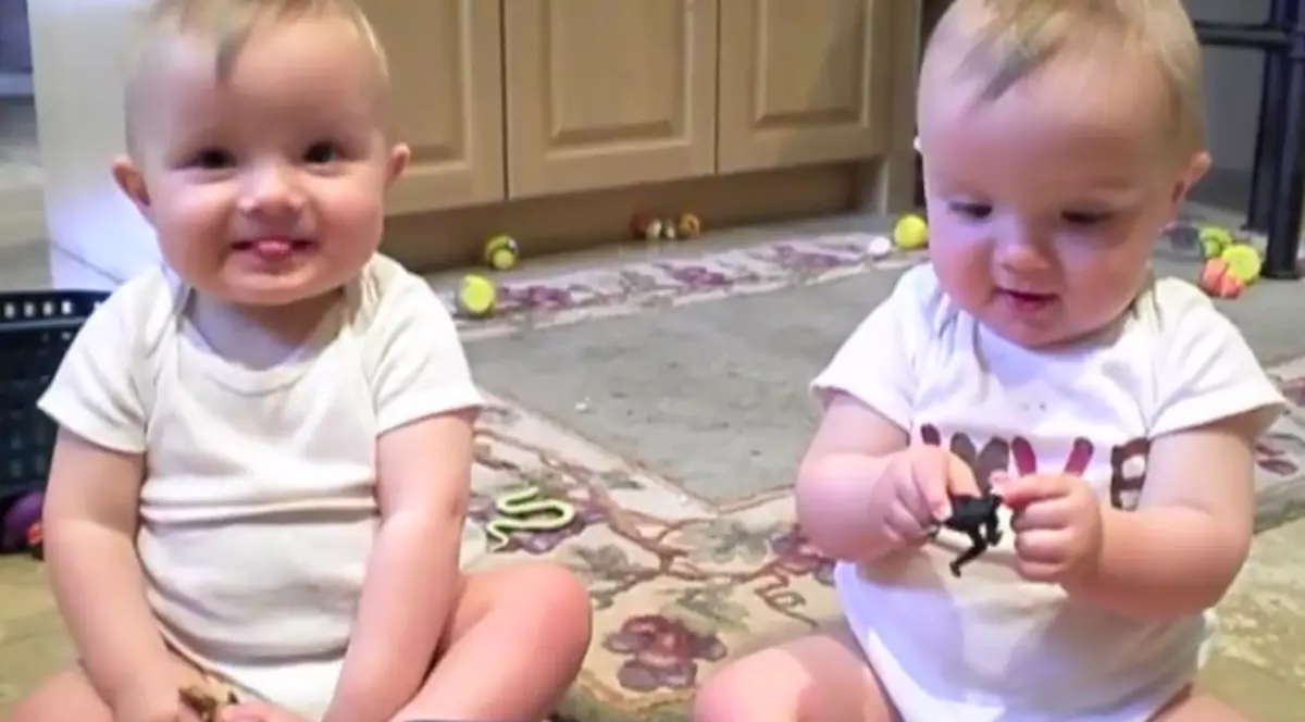 Doi bebici adorabili își imită tatăl. Vei zâmbi cu siguranță | VIDEO