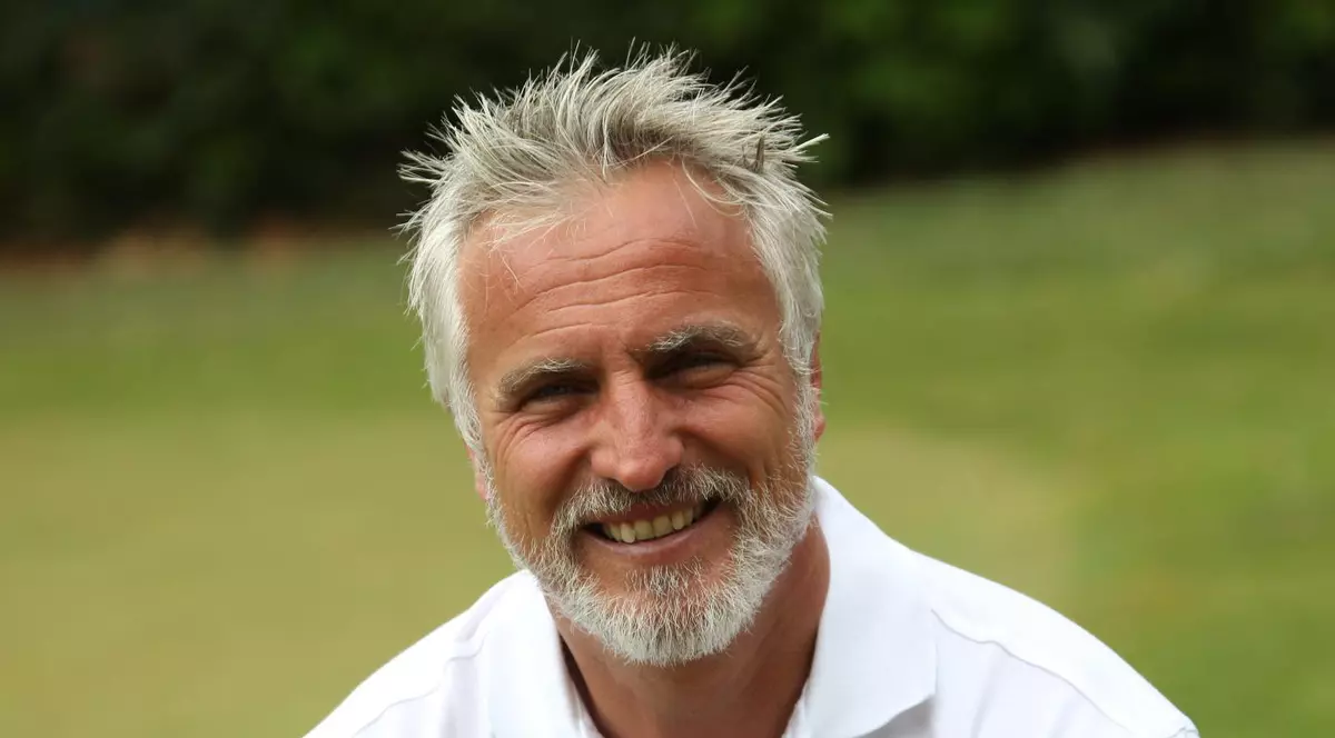 Francezul David Ginola zâmbește fericit. A avut șansa pe care nu a avut-o Daniel Prodan