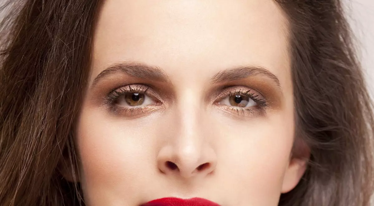 9 greșeli de machiaj care fac femeile să pară mai în vârstă