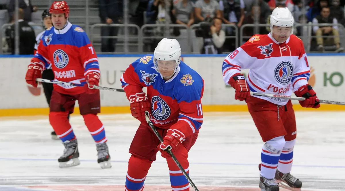 Moment strânjenitor pentru Vladimir Putin. Președintele rus a căzut pe gheață în timpul unui meci de hochei | FOTO