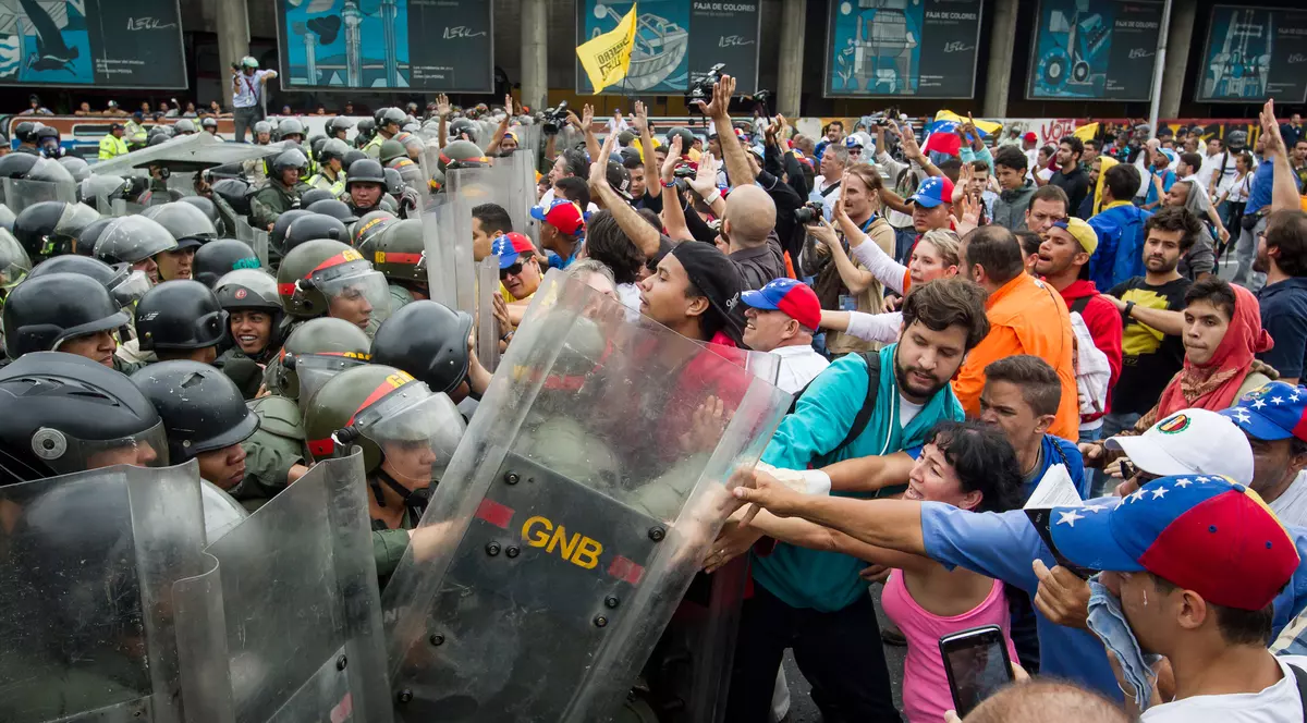Venezuela, un butoi cu pulbere. Noi violențe între forțele de ordine și manifestanții anti-Maduro