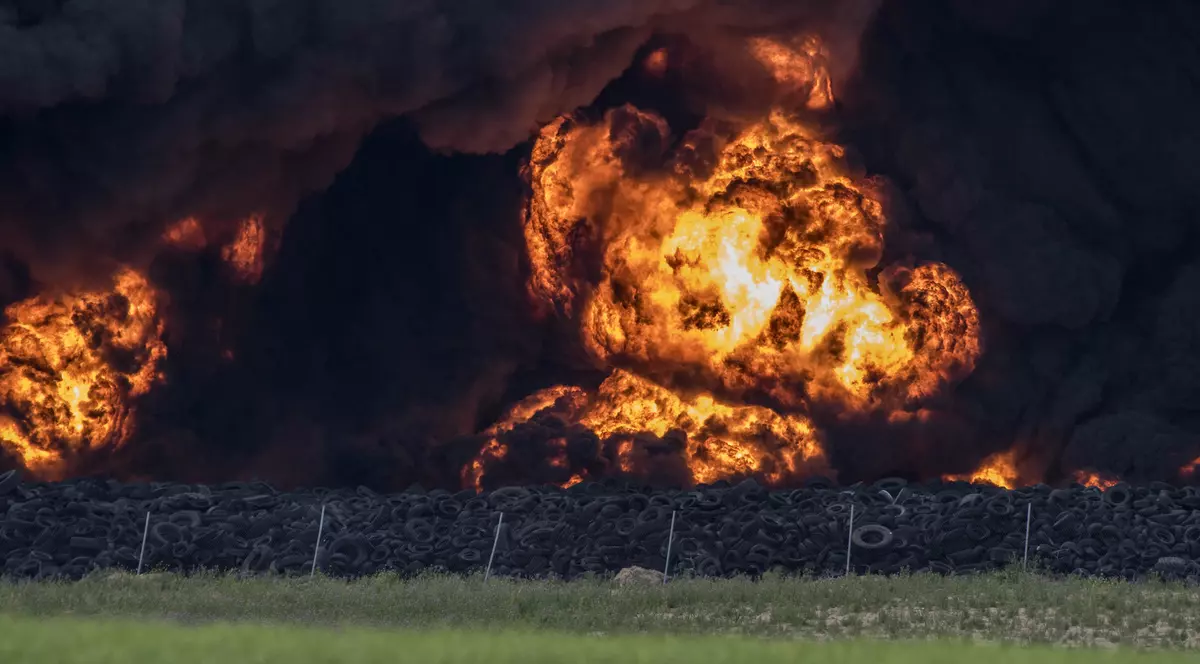 Imagini dramatice! Autoritățile spaniole sunt în alertă. Un depozit ilegal de cauciucuri a luat foc | FOTO și VIDEO