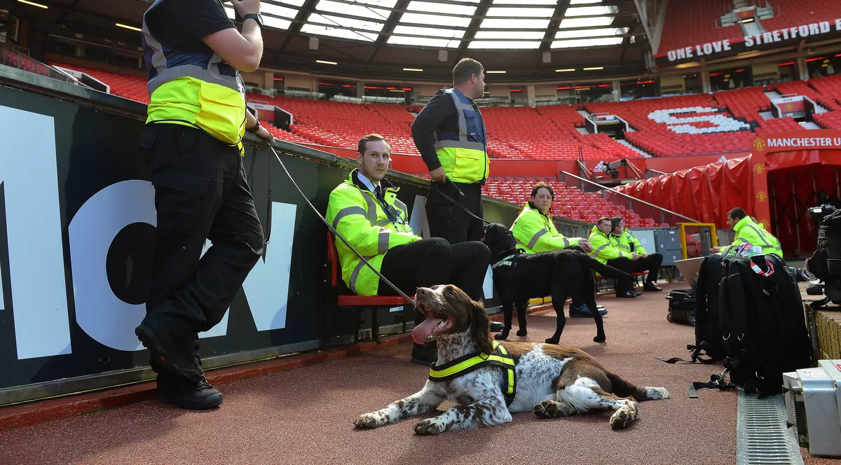 Motivul incredibil pentru care au fost evacuați 20.000 de oameni de pe stadion la meciul United - Bournemouth