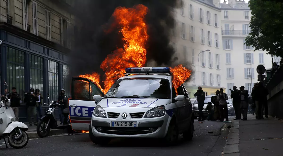 Violențe în Paris: O mașină a poliției a fost incendiată | FOTO