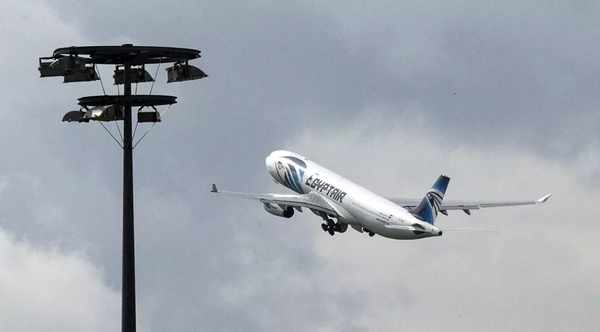 Ipoteza ciudată despre prăbușirea avionului EgyptAir: a fost doborât de un meteorit