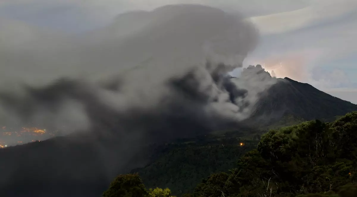Erupție spectaculoasă în Costa Rica. Mai multe zone au fost acoperite cu cenușă | VIDEO
