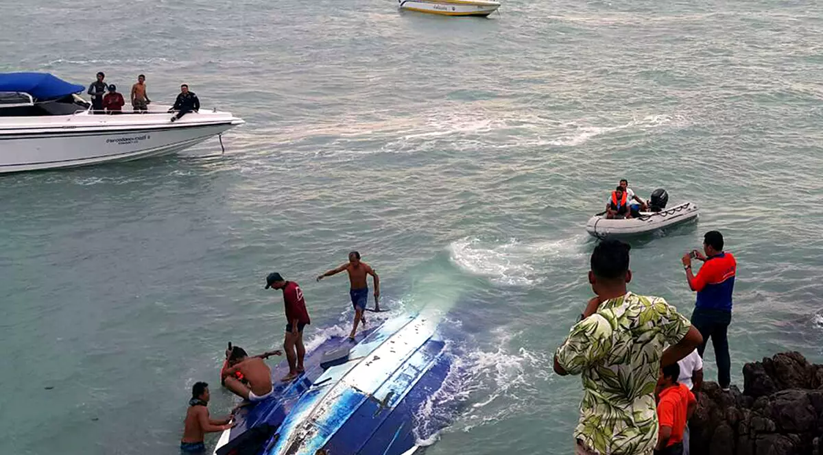 Tragedie. O româncă a murit în Thailanda, după ce vaporul în care se afla a naufragiat | FOTO