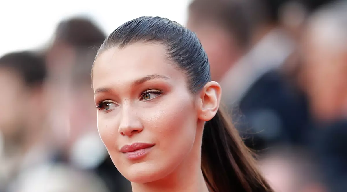 Bella Hadid, complet goală în revista Vogue | FOTO