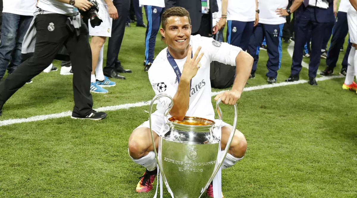 Doi români au ales cei mai buni fotbalişti din ultima ediţie a Ligii Campionilor