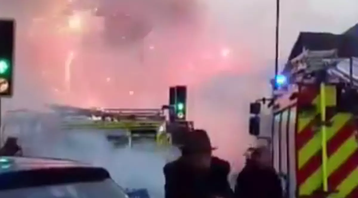 Incendiu de proporții la o fabrică de artificii din Marea Britanie | VIDEO