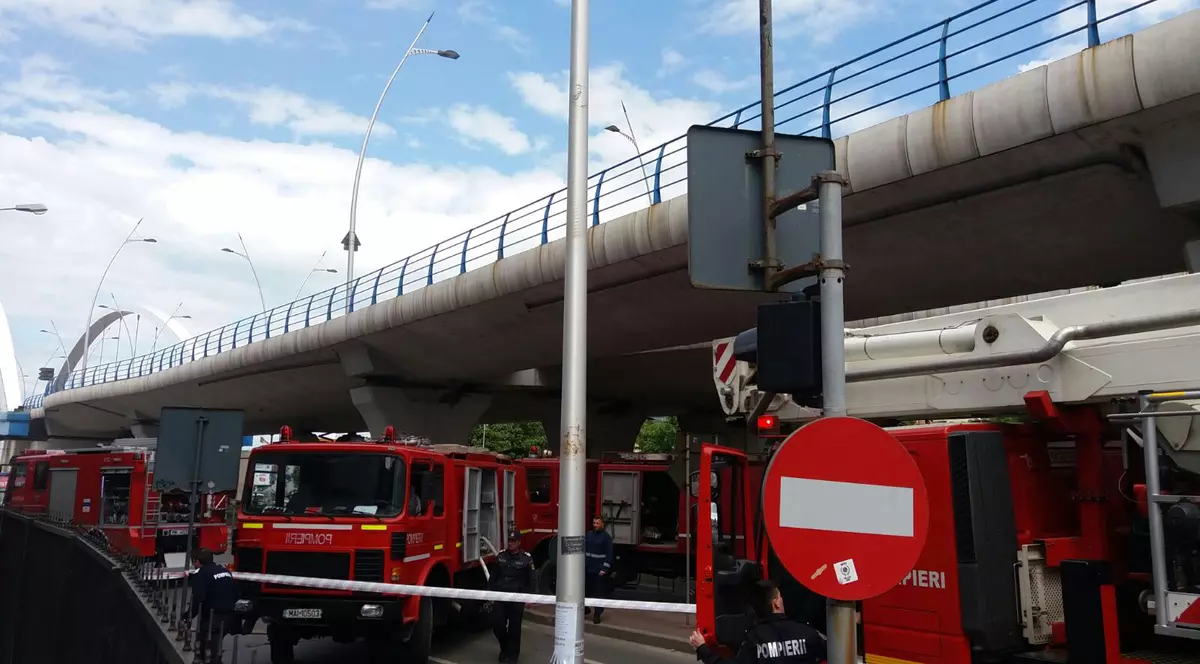 Incendiu într-un bloc din București | 65 de persoane evacuate FOTO