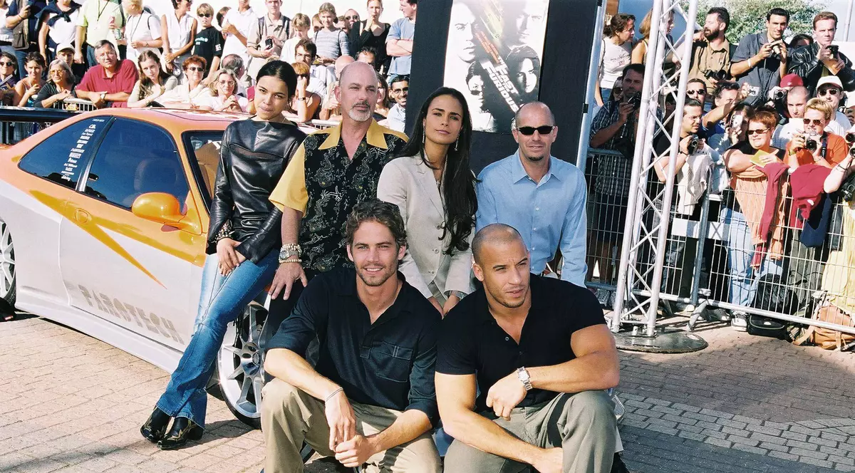 Trei cubanezi au fost descoperiţi într-un vas ce transporta echipament pentru filmul "Iute și furios 8"