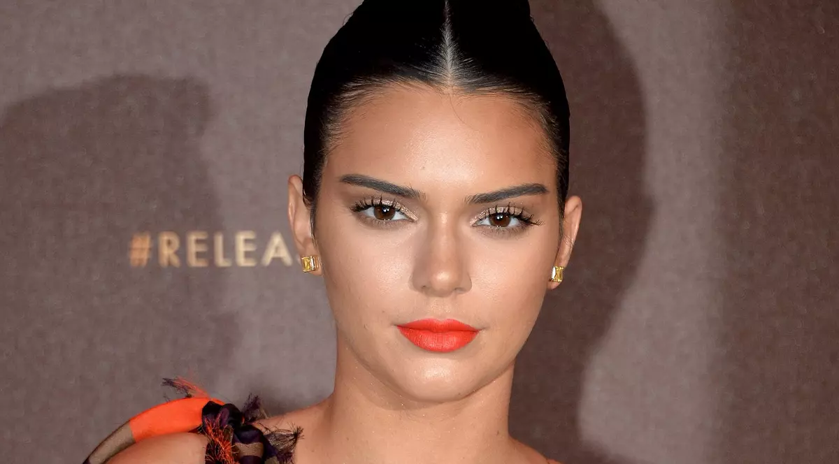 Gafă de proporții la Cannes. Ce s-a văzut în decolteul modelului Kendall Jenner | FOTO
