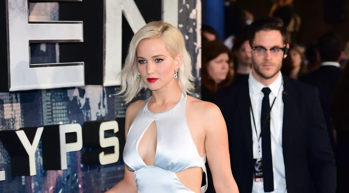 Jennifer Lawrence spune că a fost obligată să stea dezbrăcată