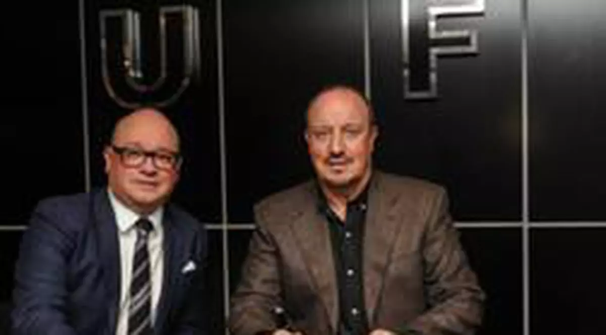 În timp ce Cristiano Ronaldo trage în Rafael Benitez, englezii l-au premiat pe antrenorul care a retrogradat-o pe Newcastle