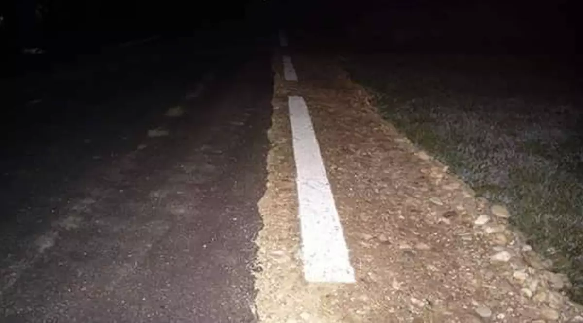 Culmea asfaltării! Marcaje trasate pe pământul de lângă şosea