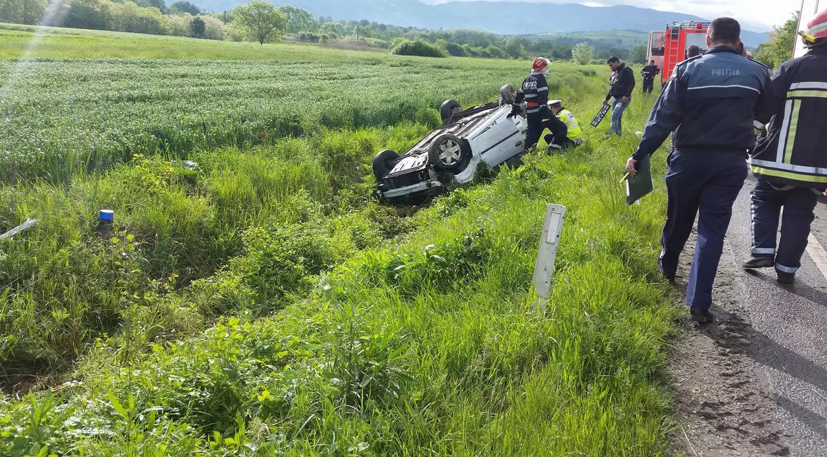 Accident cu maşina de la Crimă Organizată şi Antidrog. Un cunoscut om de afaceri şi un poliţist au ajuns la spital